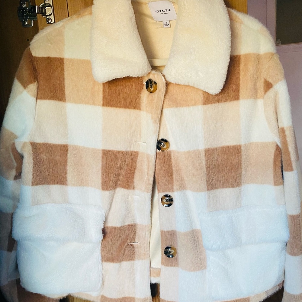 Fluffy jacket size S 😗😗